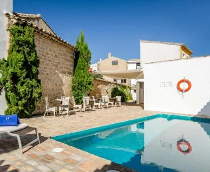 Terraza solarium con piscina exterior de este hotel romántico.