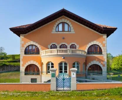 Edificio de este precioso hotel solo para adultos rodeado de naturaleza.