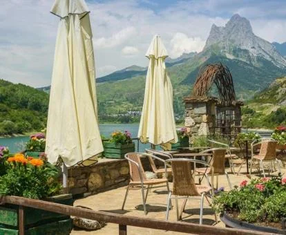 Preciosa terraza con vegetación y vistas al lago de este hotel con encanto.