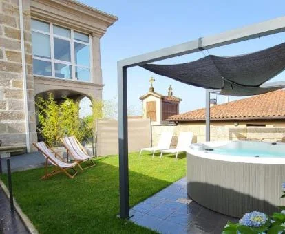 Agradable terraza solarium con jacuzzi de este hotel con encanto.