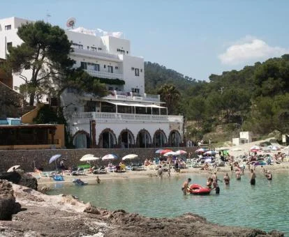 Edificio de este precioso hotel solo para adultos ubicado en primera línea de playa y rodeado de naturaleza.
