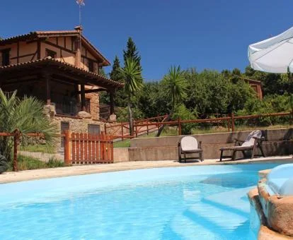 Hotel con encanto ubicado en la naturaleza con piscina exterior.
