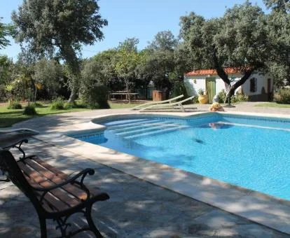 Zona exterior con piscina y amplios jardines de esta casa rural independiente.