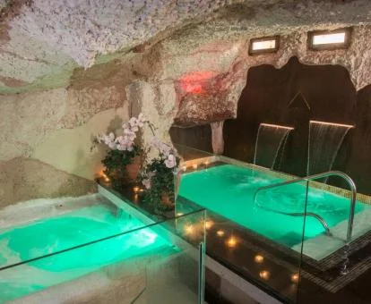 Zona de aguas del centro de bienestar del hotel.