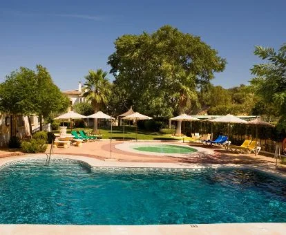 Exteriores de este hermoso hotel rural con gran piscina al aire libre y bellos jardines.