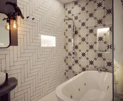 Baño con bañera de hidromasaje privada de este coqueto apartamento.