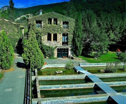 Edificio con jardín vertical rodeado de vegetación de este acogedor agroturismo.