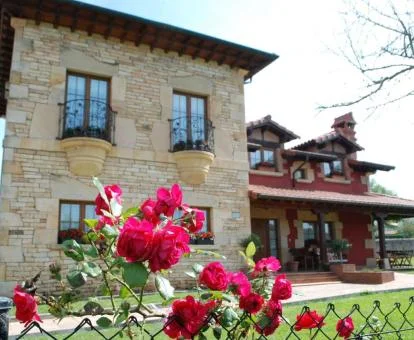 Edificio de este hotel con encanto con zonas exteriores.