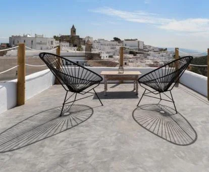 Una de las terrazas con zona de estar al aire libre y preciosas vistas de este hotel.