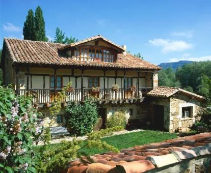 Edificio de este hotel rural acogedor con bellos jardines y zona exterior.