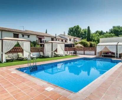 Agradable hotel romántico con piscina exterior y solarium.