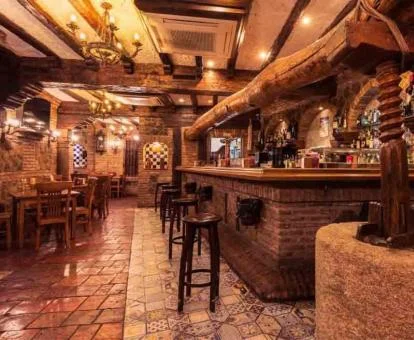 Precioso bar rústico de este hotel romántico.