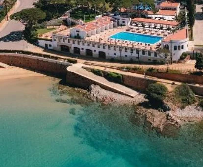 Vista aérea de este hotel con encanto cerca del mar.