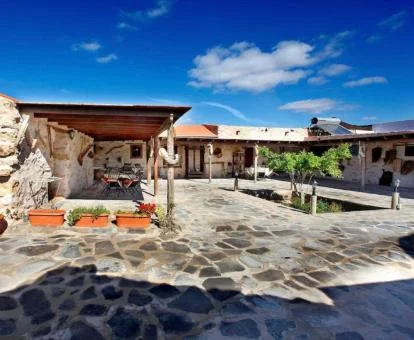 Zona exterior de este agroturismo con animales de granja.
