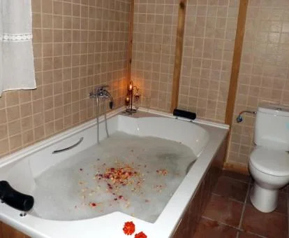 Amplio jacuzzi privado para dos personas en el baño del loft de este establecimiento.