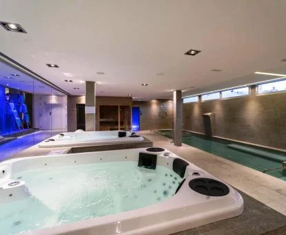 Zona de aguas del centro de spa del hotel.