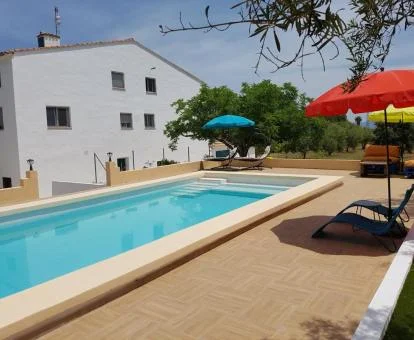 Hotel rural con encanto con piscina exterior y bellos jardines.