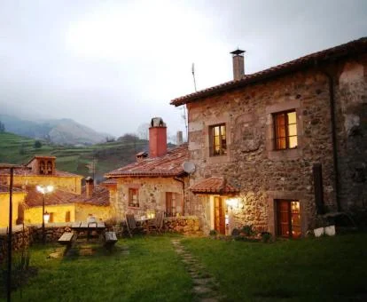 Precioso hotel rural con ampios jardines y zonas de estar en el exterior.