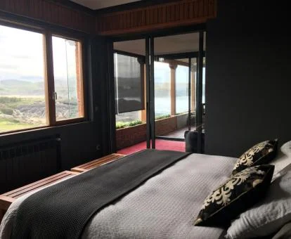 Una de las coquetas habitaciones con vistas al mar de este alojamiento rural solo para adultos.