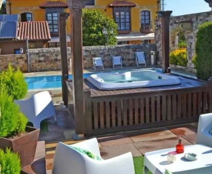 Zona exterior con jacuzzi y piscina de este precioso establecimiento.