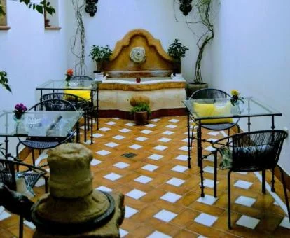 Patio interior con encanto de este hotel solo para adultos.