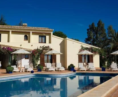 Zona exterior con piscina y solarium de este tranquilo hotel boutique.