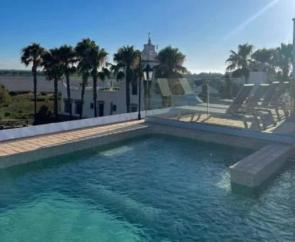 Agradable terraza con mobiliario y piscina exterior de este hotel boutique.