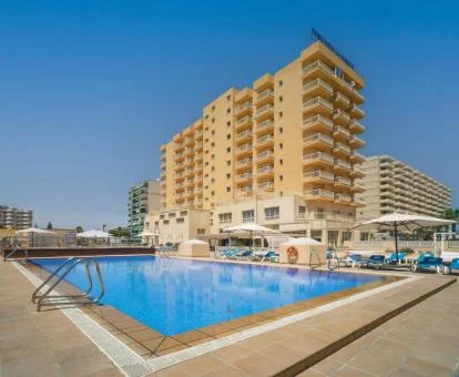 Edificio de este hotel solo para adultos con piscina exterior y solairum.