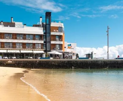 Edificio de este hotel con encanto junto al mar.