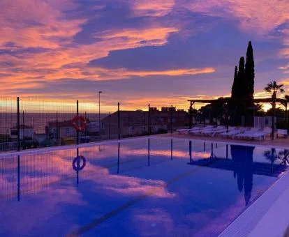 Piscina con vistas al mar y solarium de este hotel romántico.