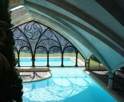 Preciosa piscina interior que sale al exterior de este bello hotel romántico.