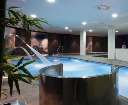 Piscina con elementos de hidroterapia del spa del hotel.