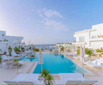 Hermoso hotel boutique con piscina y vistas al mar.