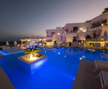 Hotel solo para adultos con piscina exterior e iluminación nocturna.