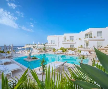 Amplia zona exterior con piscina y vistas al mar de este hotel romántico.