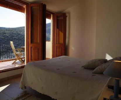 Una de las habitaciones dobles con terraza y vistas a la naturaleza de este coqueto hotel.