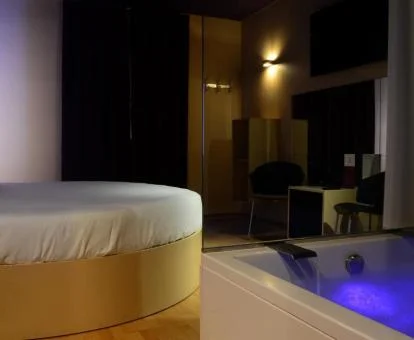 Jacuzzi funcionando junto a la cama redonda de una de las suites del hotel.