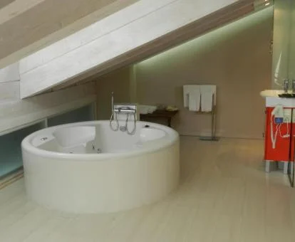Amplio jacuzzi privado del loft de este establecimiento.