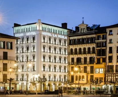 Elegante edificio de estilo clásico en el centro de la ciudad.
