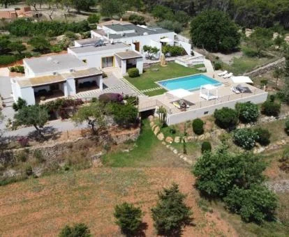 Vista aérea de este coqueto hotel boutique en un tranquilo entorno rural para descansar.