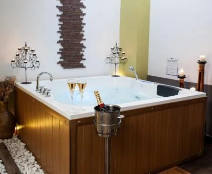 Za de bienestar de uso privado del hotel con jacuzzi.