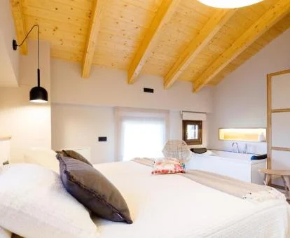 Dormitorio con bañera de hidromasaje privada del apartamento Deluxe de este establecimiento.