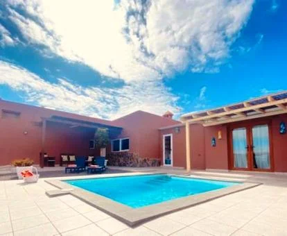Casa rural con piscina exterior ideal para disfrutar del campo.