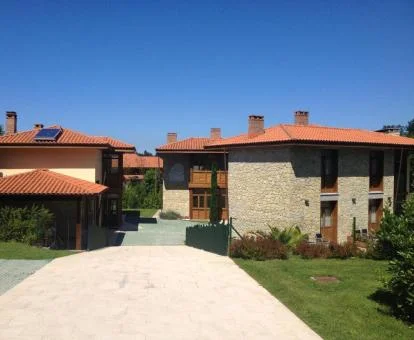 Hotel rural solo para adultos formado por varios edificios de piedra con bellos jardines.