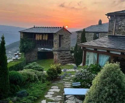 Edificio con jardín y zona exterior de este maravilloso hotel rural.