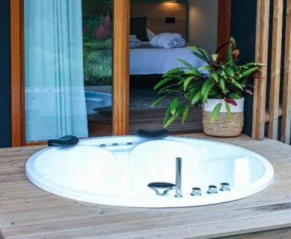 Fabuloso jacuzzi privado en el exterior del apartamento superior del establecimiento.
