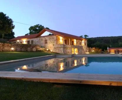 Precioso hotel con encanto y amplia piscina exterior.