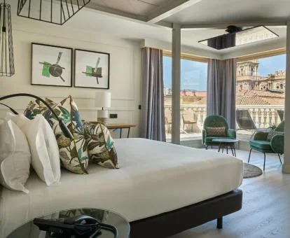 Hermosa habitación Luxe Essence con terraza y jacuzzi privado del hotel.