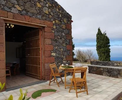 Acogedora a casa rural con zona exterior y vistas a los alrededores.