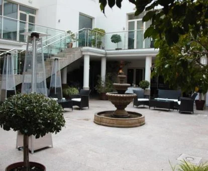 Uno de los acogedores espacios de uso compartido en el exterior de este coqueto hotel.